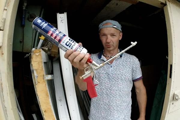 Homme avec une boîte de mousse de polyuréthane