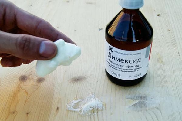 Enlever les taches de la mousse de polyuréthane avec du Dimexide