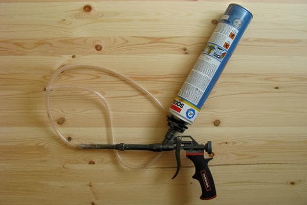 Tube flexible relié à un conteneur de mousse polyuréthane