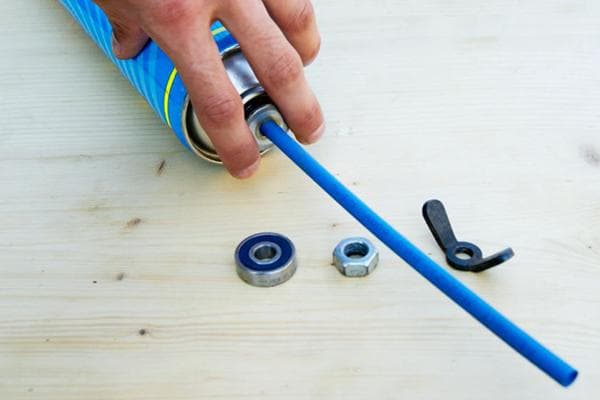 Tube thermorétractable sur récipient avec mousse polyuréthane