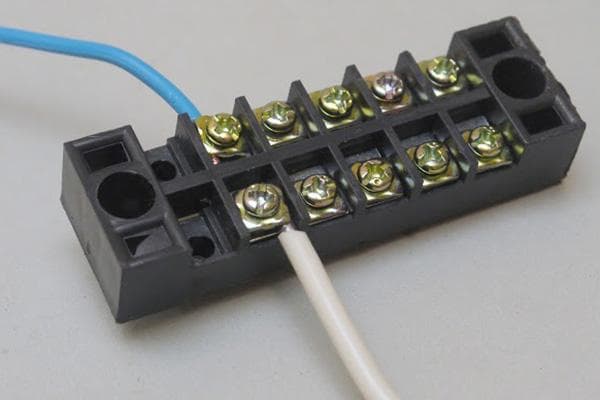 Bornier à vis avec plaques métalliques