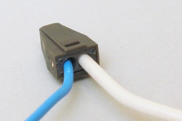 Bornier auto-serrant