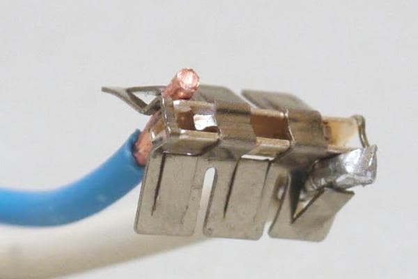 Dispositif de bornier à auto-serrage