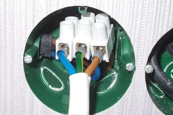 Fils connectés par bornier