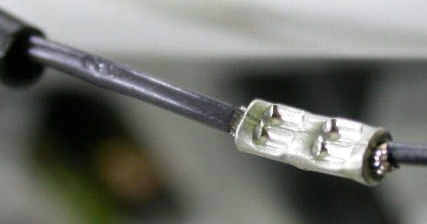 Connexion des fils avec un manchon en aluminium