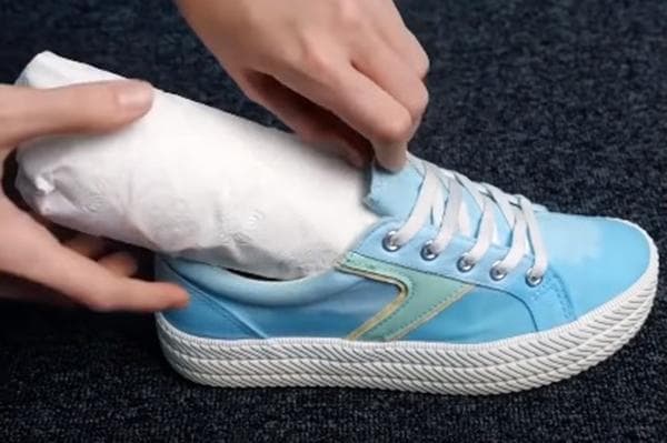 Sèche-chaussures fabriqué à partir d'une bouteille d'eau et de papier toilette