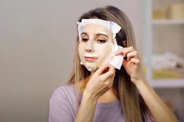 Masque facial à base de blancs d'œufs et de papier toilette