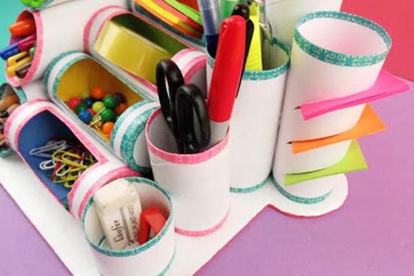 Organisateur de bureau fabriqué à partir de rouleaux de papier toilette