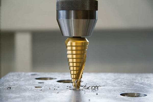 Application d'un foret étagé pour le métal