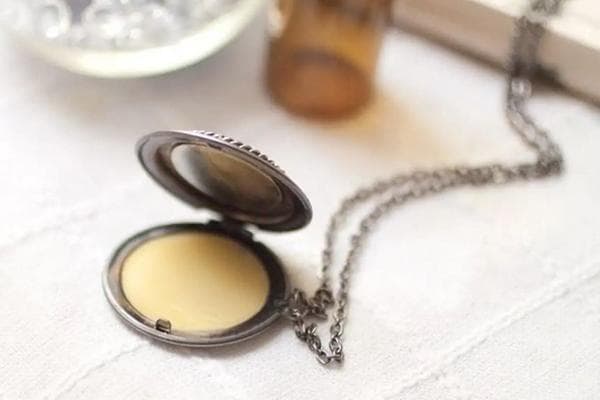 Parfum solide dans un médaillon sur une chaîne