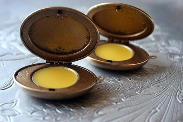 Parfums solides dans des coffrets en laiton