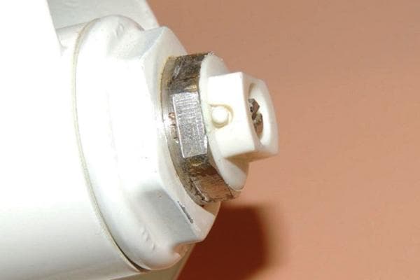 Mayevsky tape sur un radiateur de chauffage