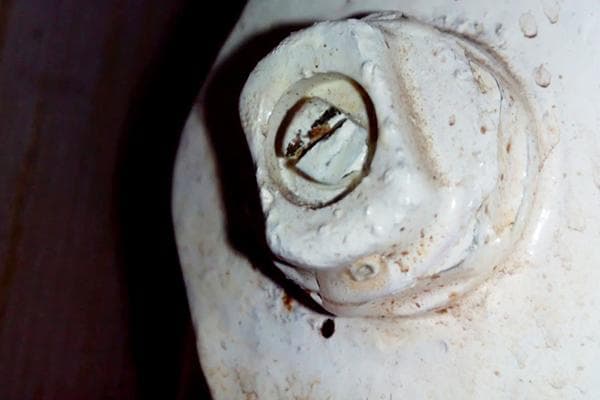 Grue Mayevsky sur une vieille batterie en fonte