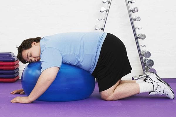 Homme fatigué dans la salle de gym