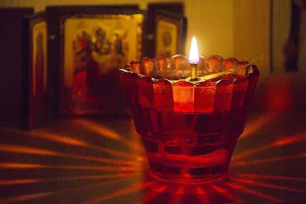 Lampe et icônes sur l'étagère