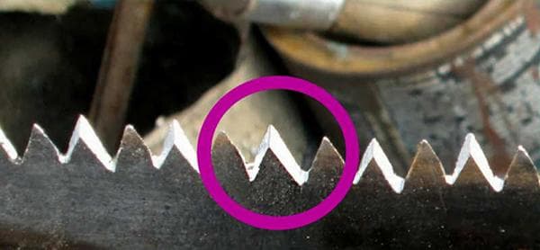 Dent de scie à métaux en bois aiguisée