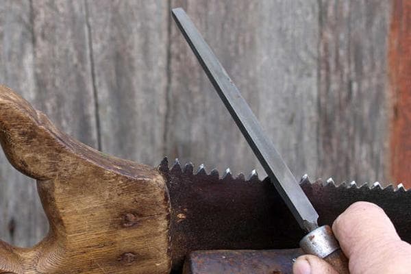 Affûter une scie avec une lime triangulaire