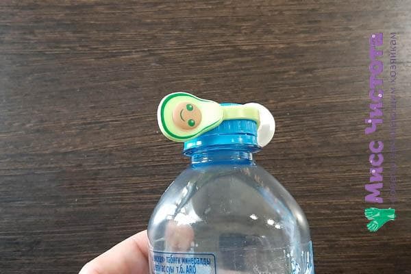 Pince sur une bouteille en plastique