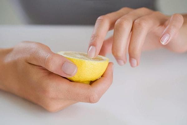 Blanchir les ongles avec du jus de citron
