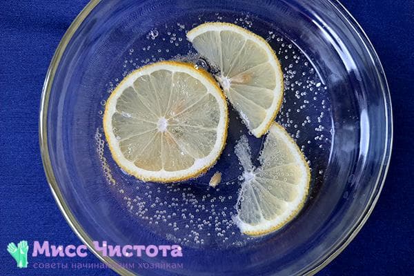 Tranches de citron dans un bol d'eau