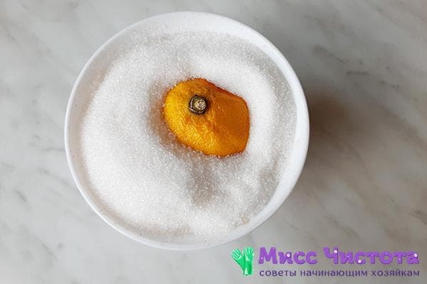 Zeste de citron dans un sucrier