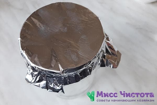 Un pot recouvert de papier d'aluminium au lieu d'un couvercle