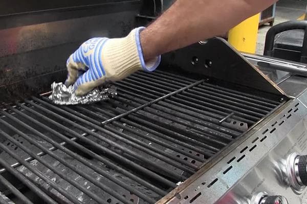 Nettoyer la grille du gril avec du papier d'aluminium