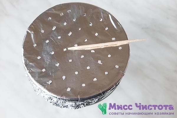 Couvercle en aluminium perforé sur pot en verre