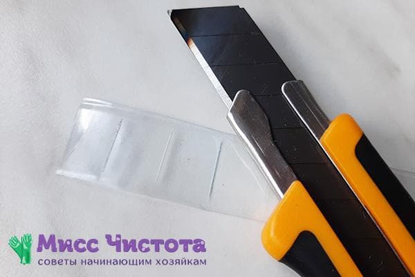 Fentes sur une cravate découpée dans une bouteille en plastique