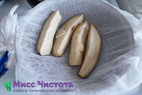 Cuire des aubergines à la vapeur avec une étamine et une casserole