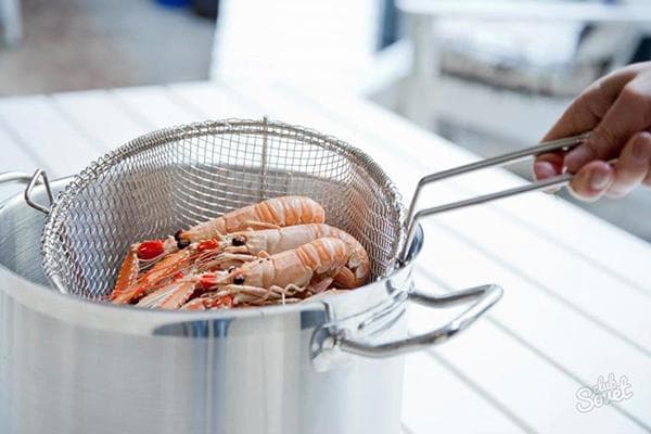 Une casserole et un tamis au lieu d'un cuiseur vapeur