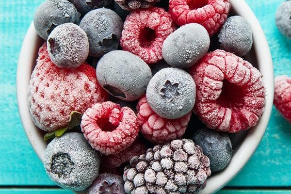 Baies congelées dans un gobelet en carton