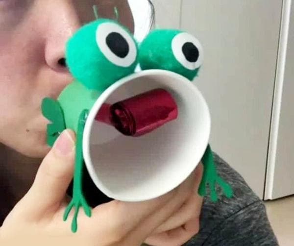 Jouet - grenouille fabriquée à partir d'un gobelet en carton