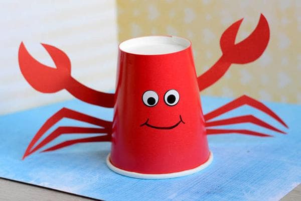 Crabe dans un gobelet en papier