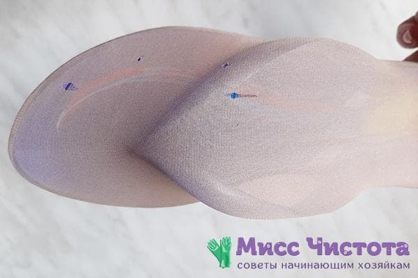 Chaussette en nylon tendue sur une pantoufle en caoutchouc