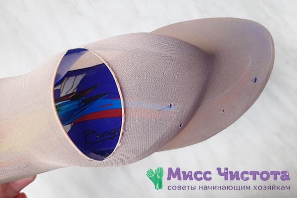 Une chaussette trouée enfilée sur une pantoufle