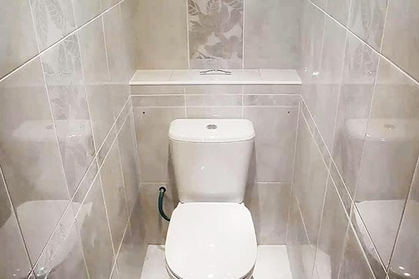 Toilettes avec communications cachées