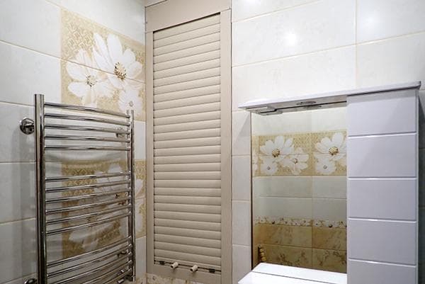 Stores enrouleurs pour masquer les tuyaux dans la salle de bain