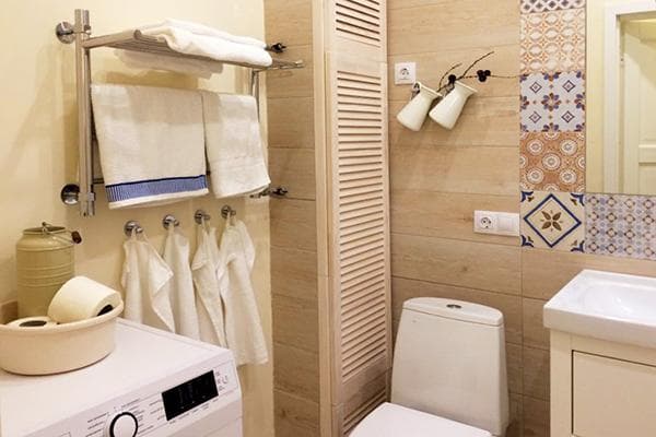 Tuyaux derrière des panneaux de bois décoratifs dans la salle de bain