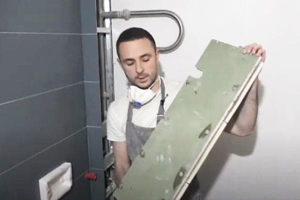 Boîte pliable avec aimants pour recouvrir les tuyaux de la salle de bain