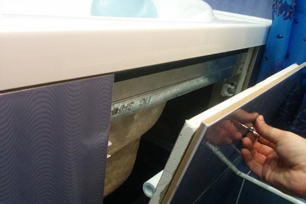 Boîte pliable sous la baignoire