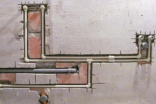 Rainurage sous canalisations dans la salle de bain