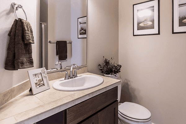 Salle de bain avec tuyaux cachés