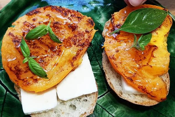 Kaki frit sur pain grillé