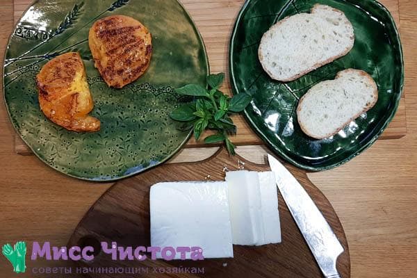 Retirer les morceaux cuits du gril dans l'assiette