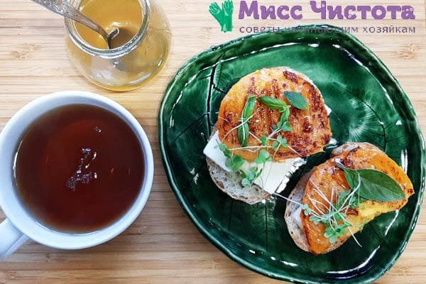 Kaki frit sur un sandwich avec du thé