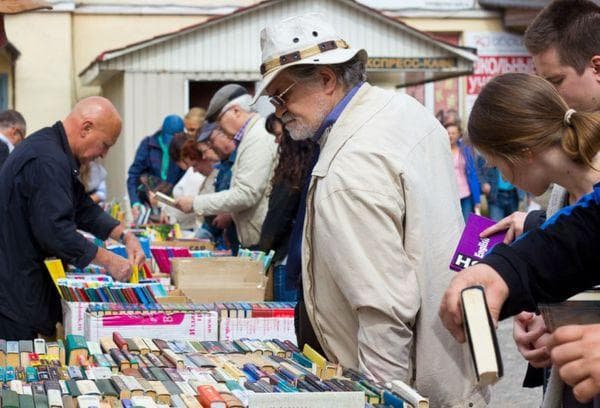 Vendre des livres dans un marché aux puces