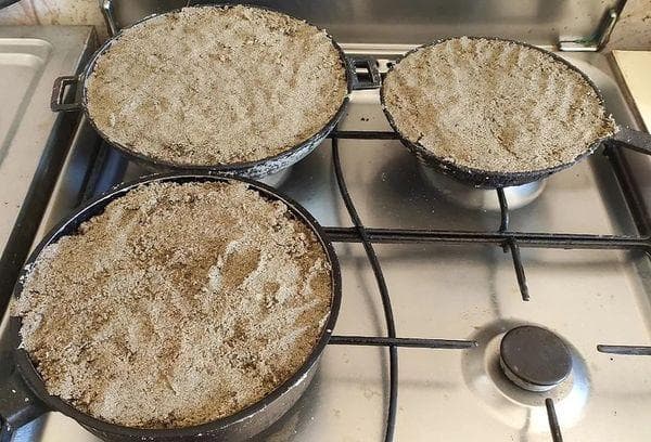 Poêle à frire remplie de sable