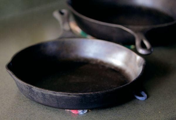 Batterie de cuisine en fonte avec dépôts de carbone