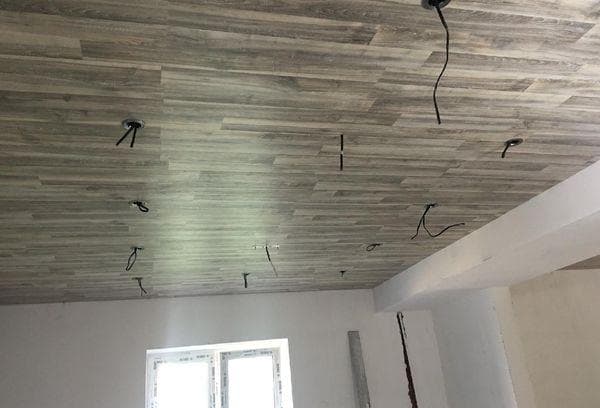 Stratifié au plafond